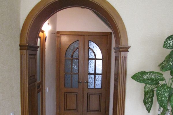 Входная дверь и арка из дуба
