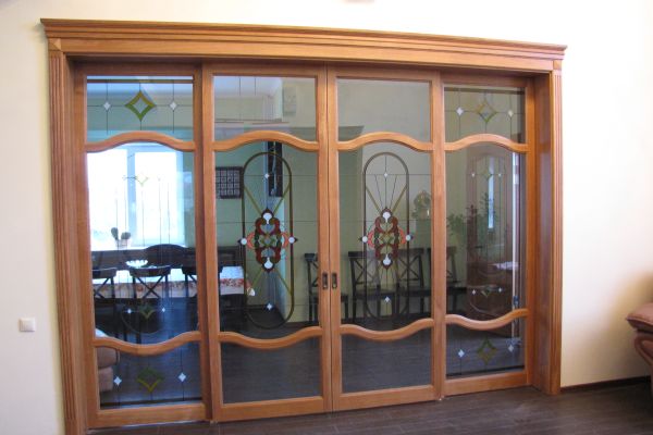 раздвижные двери из дуба с витражами