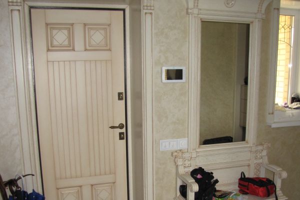 Напольное зеркало, портал дверной, портал оконный из дуба. Покраска эмаль с патиной